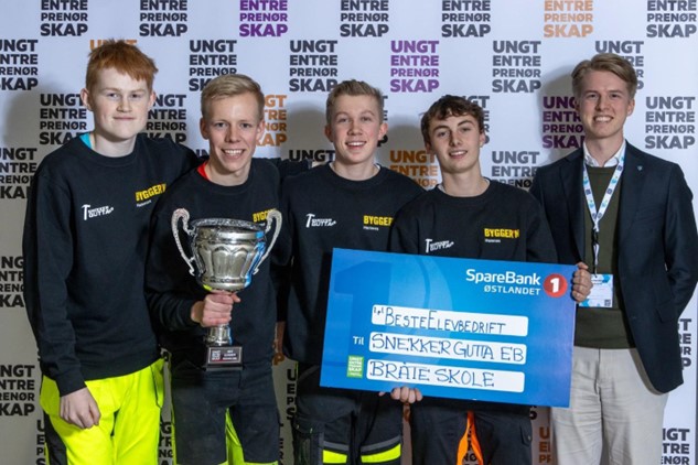 Sindre Sletnes Longsli, Marius Vestby Kopperud, Birk Andre Vernes Merli, Trym Østreng og premieutdeler og varaordfører i nesodden kommune Tage Slind Jensen (foto: Ungt Entreprenørskap.