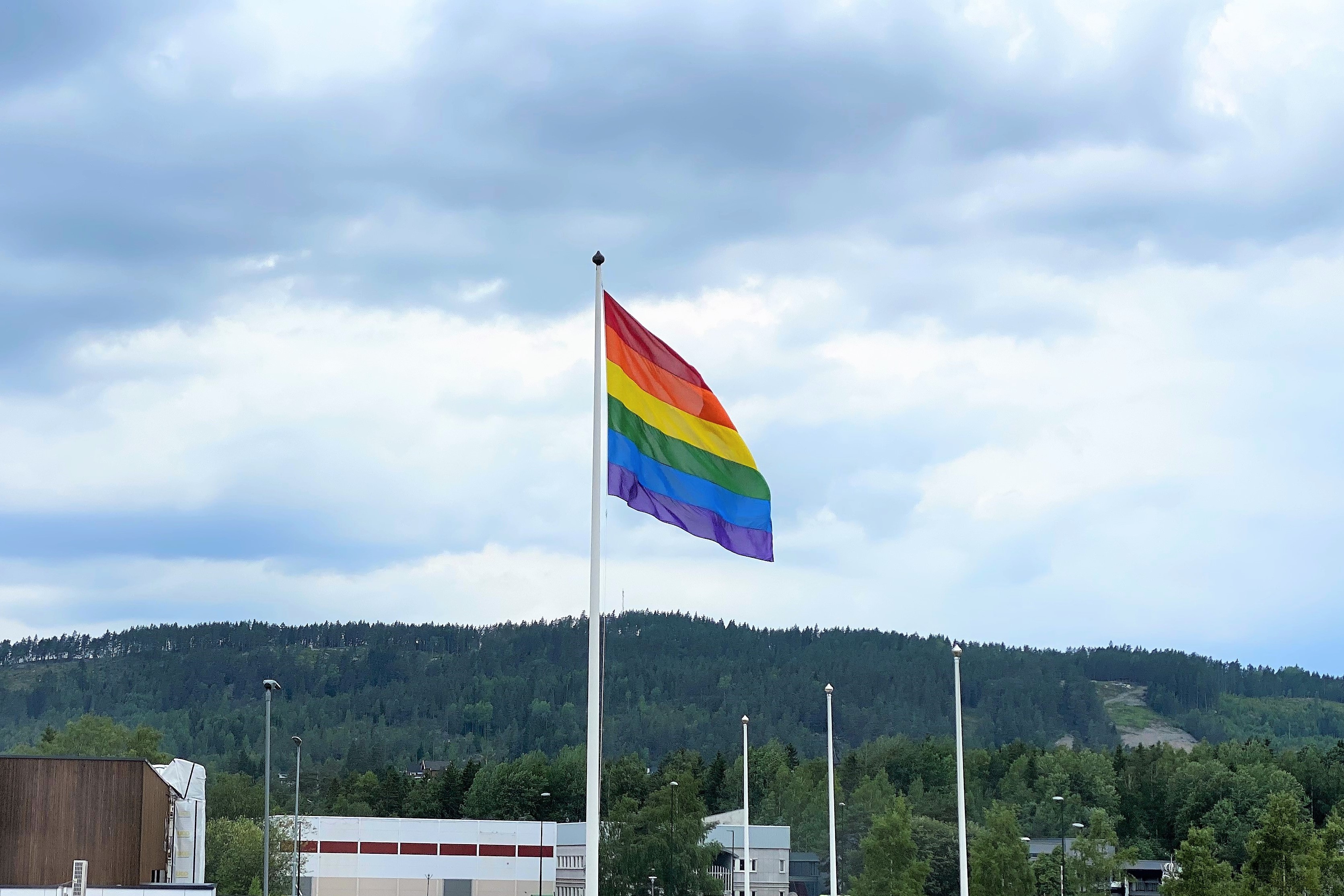 prideflagg på rådhuset
