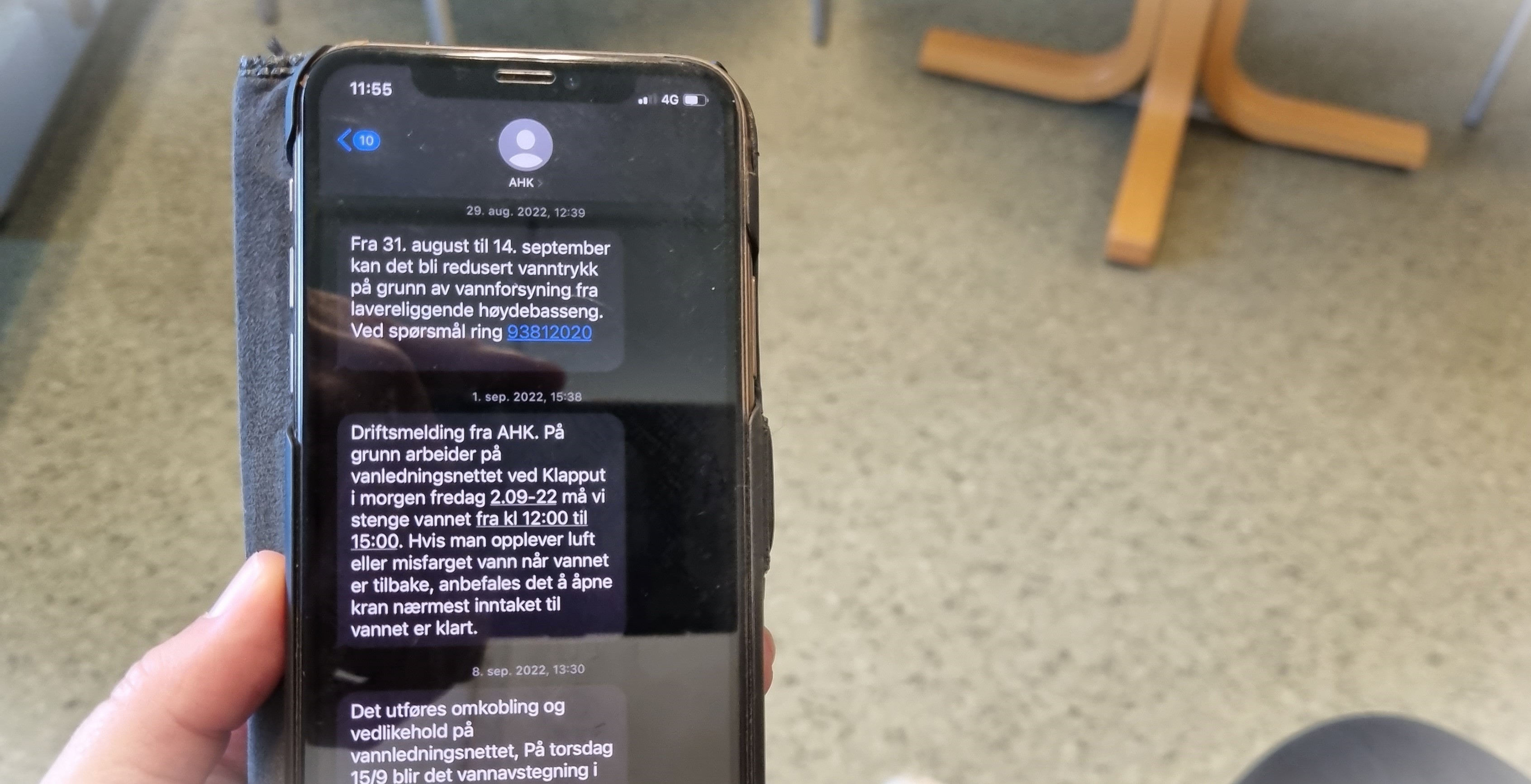 bilde av en mobiltelefon med meldinger