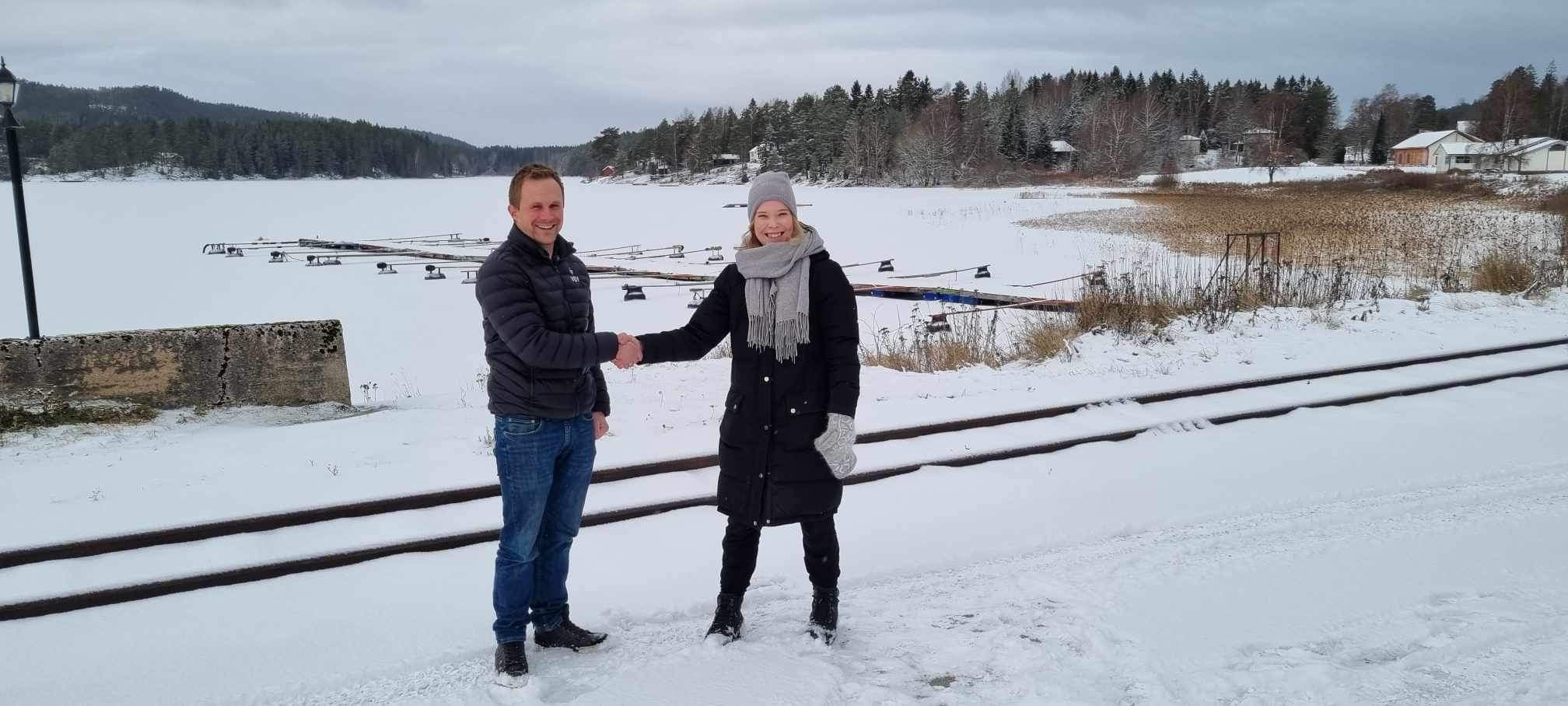 to som tar hverandre i hendene