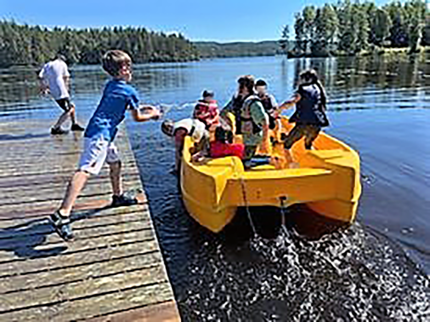 Barn som leker i en tråbåt