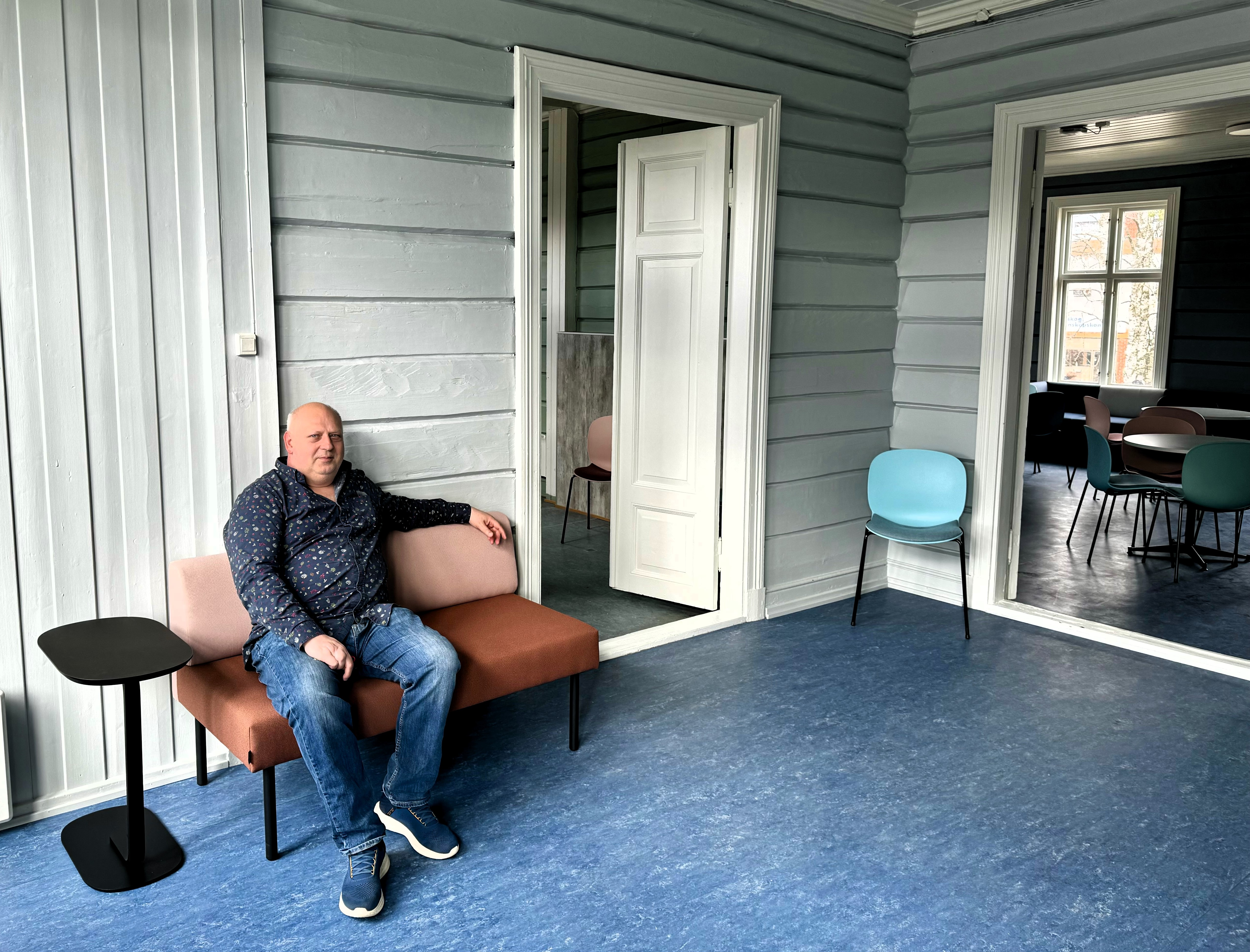 ragnar sitter i sofa på klubben