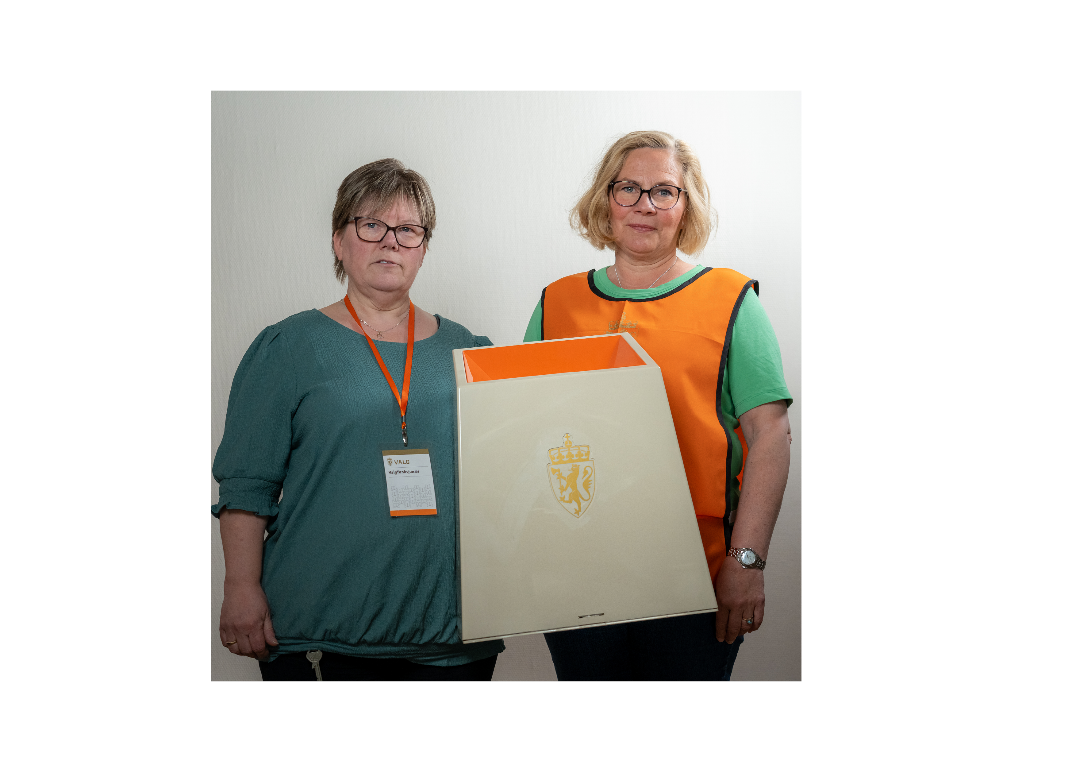 to valgmedarbeidere og urne