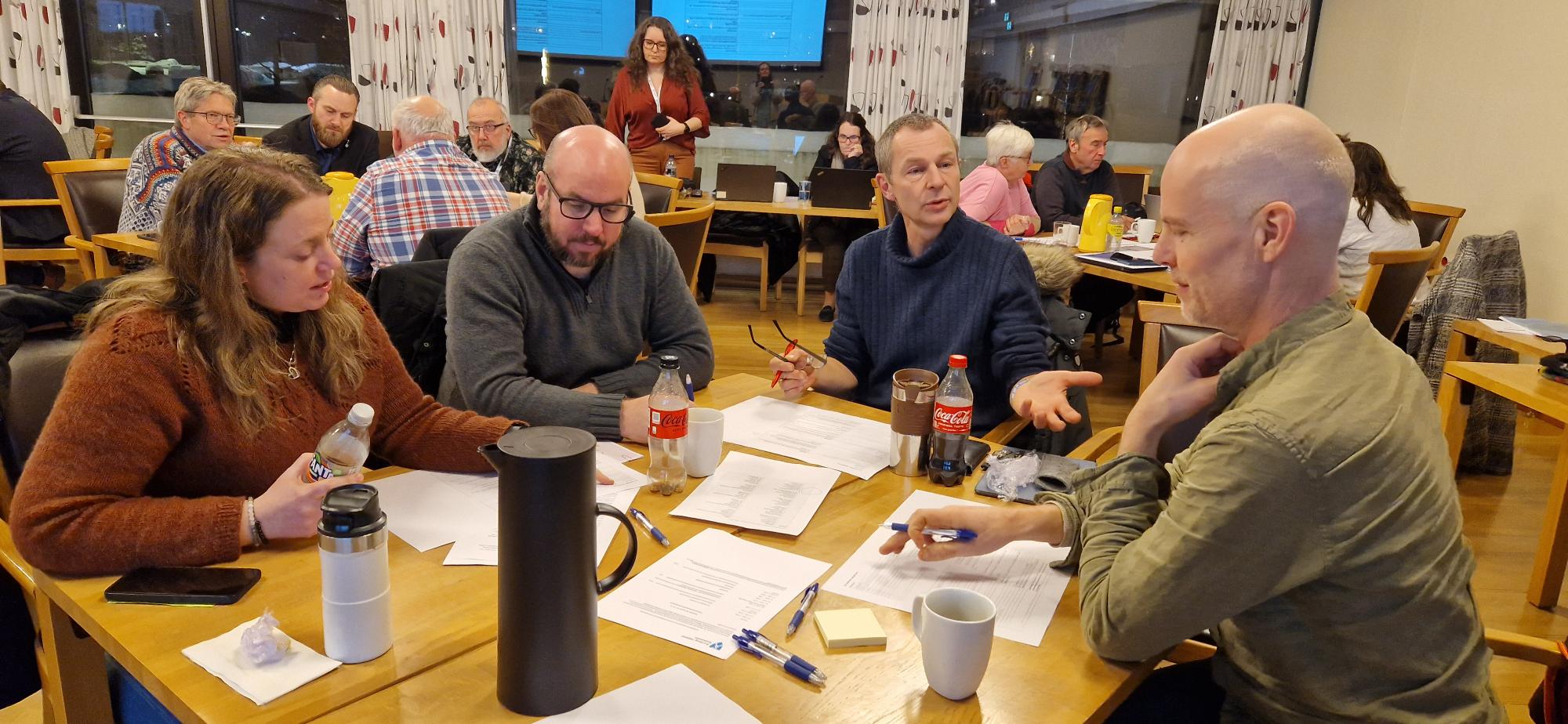 Ansatte og politikere rundt et bord.