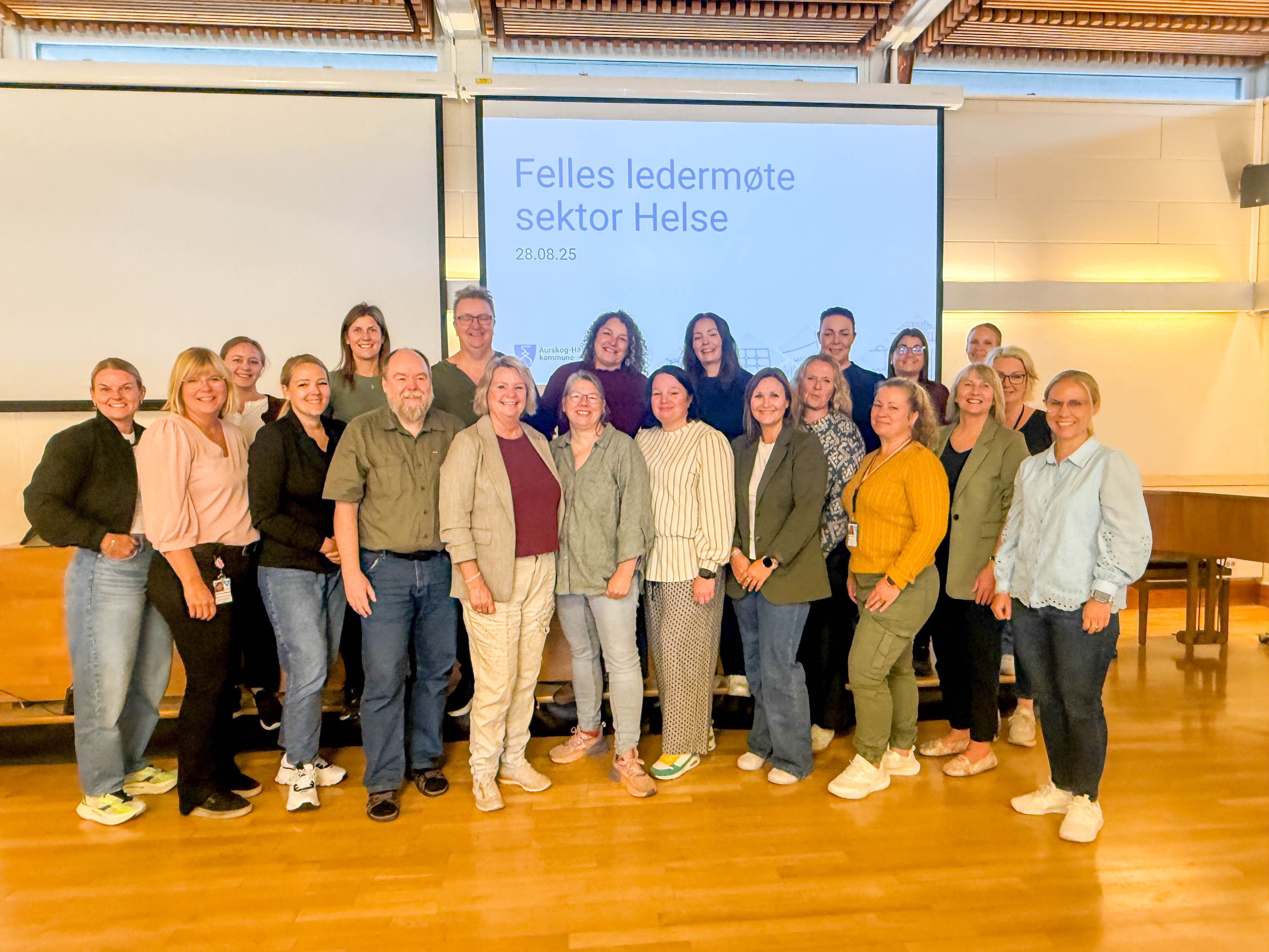 en gjeng med leder samlet inne