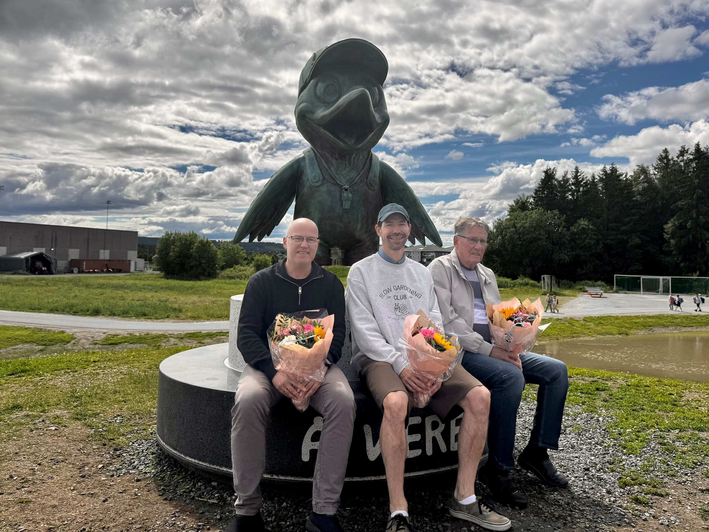 Tre som sitte på sokkel