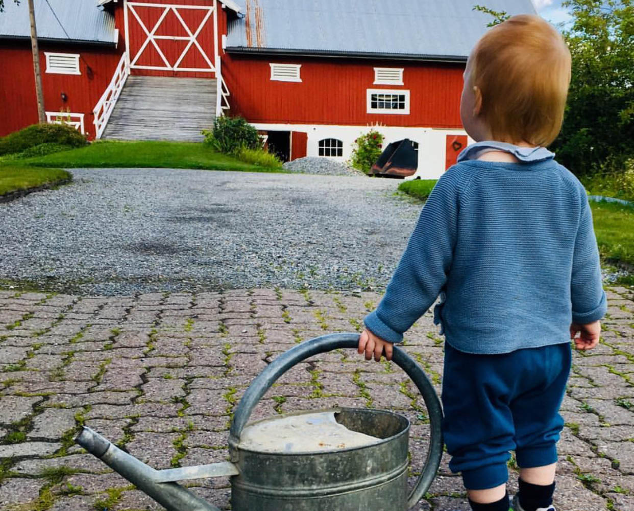 Gutt med vannkanne